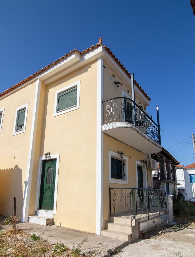 Peroulia Apartments Kómboi Esterno foto